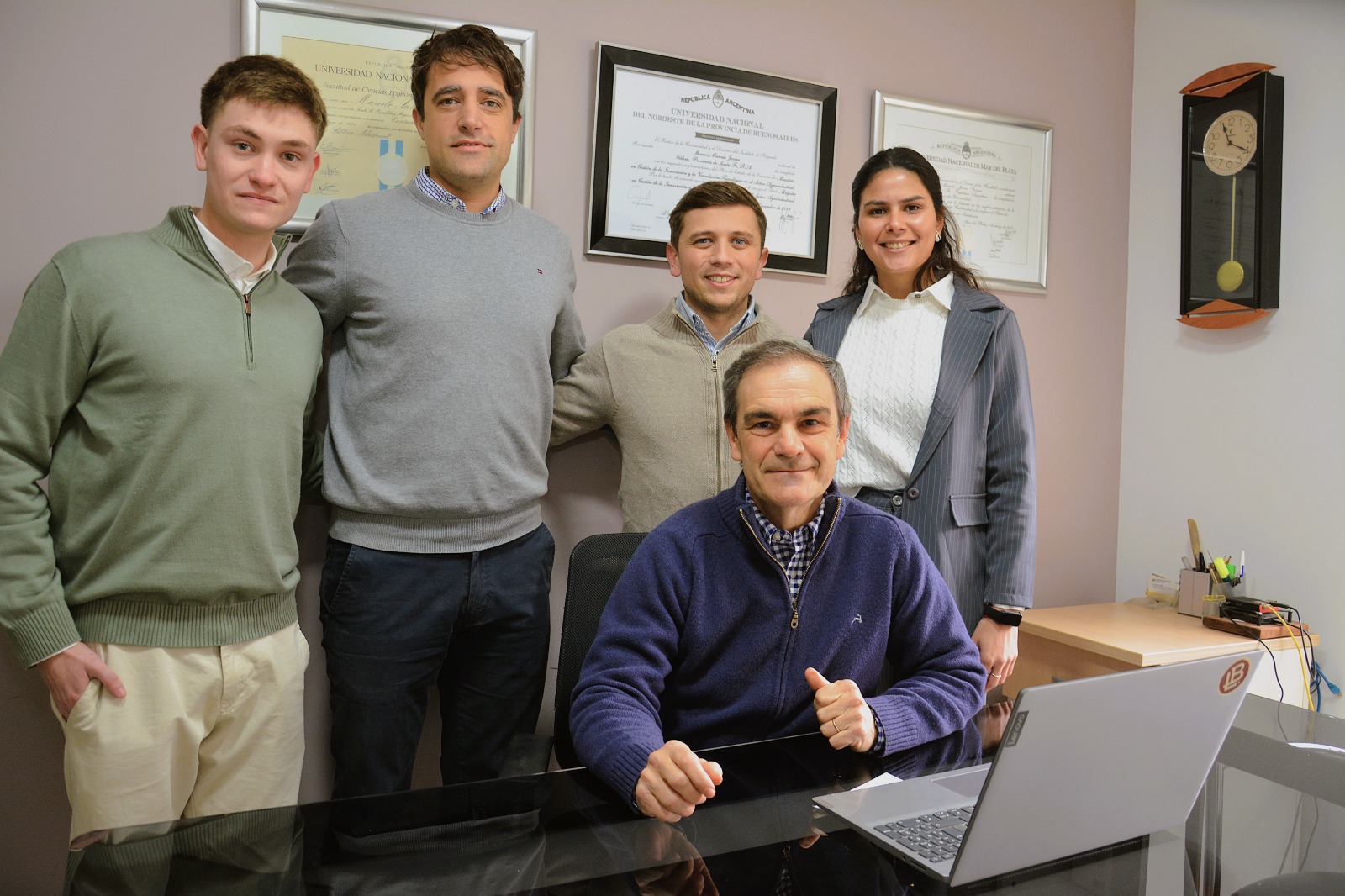 El equipo de Storani Estudio Contable en su oficina de Junín